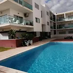 아파트 Modern With Sunny South Facing Terrace