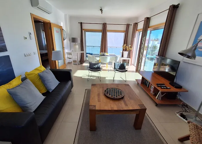 아파트 Modern With Sunny South Facing Terrace